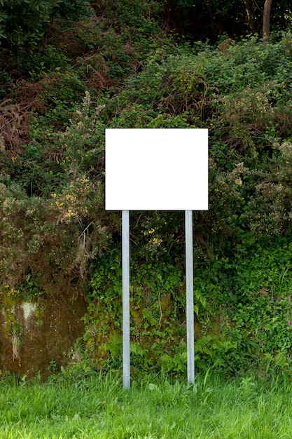 Beau pré avec un cartel vierge