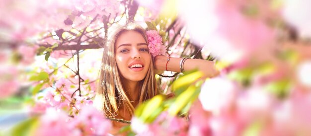 Beau printemps jeune femme à l'extérieur profitant de la nature fille dans l'herbe verte photo de mode en plein air de b