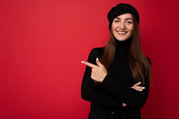 Beau promoteur féminin heureux souriant positif émotionnel fascinant pointant sur le côté à la copie