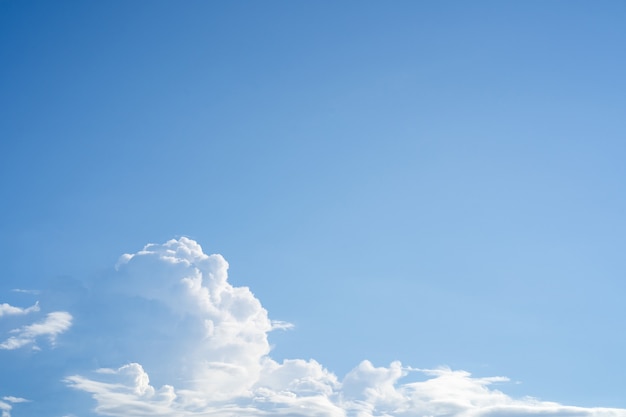 Beau rayon lumineux du ciel nuageux