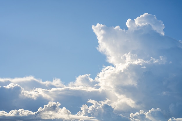 Beau rayon lumineux du ciel nuageux