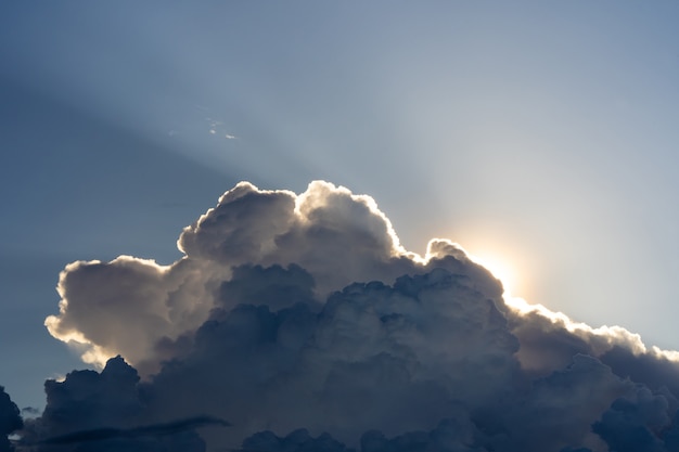 Beau rayon lumineux du ciel nuageux