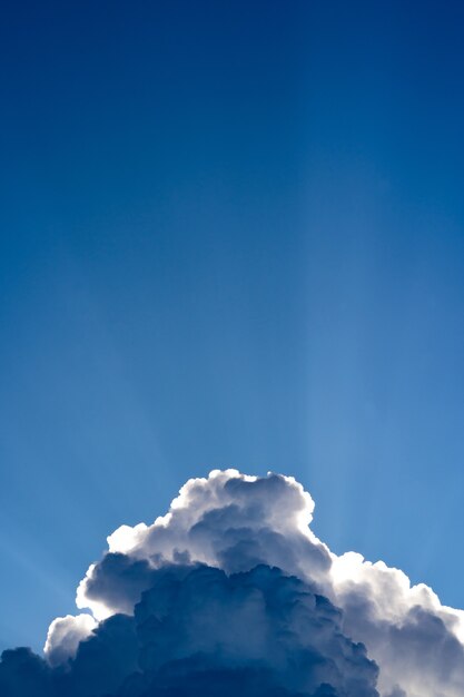 Photo beau rayon lumineux du ciel nuageux