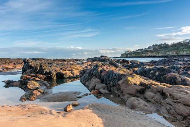 Beau remblai de la ville de St Andrews sur le rivage