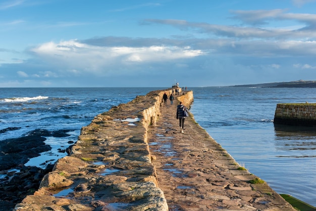 Beau remblai de la ville de St Andrews sur le rivage