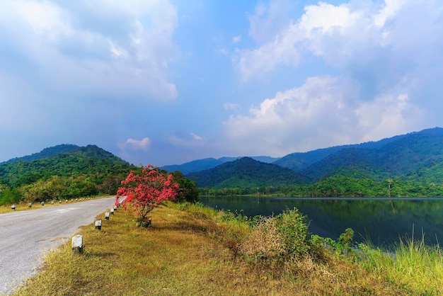 Beau Réservoir Sai Thong Nakhon Nayok Thaïlande