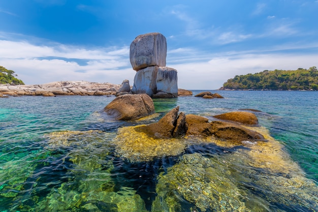 Beau rocher à Koh Hin Son en Thaïlande