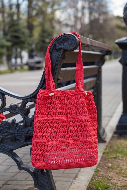 Beau sac fait main accroché au banc