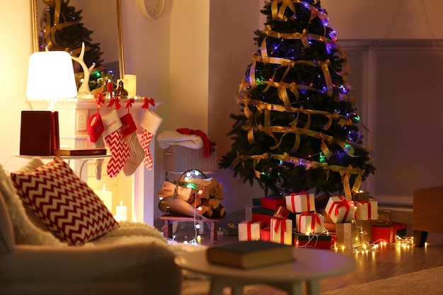 Beau salon avec cheminée décoré pour Noël