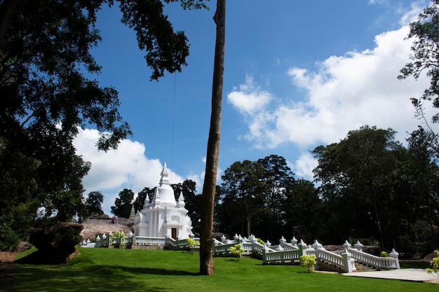 Beau sanctuaire Stupa blanc dans le jardin extérieur du temple de la forêt de Wat Tham Klong phen pour les Thaïlandais et les voyageurs étrangers voyagent visiter le respect prier à la montagne Phu Phan à Nong Bua Lamphu Thaïlande