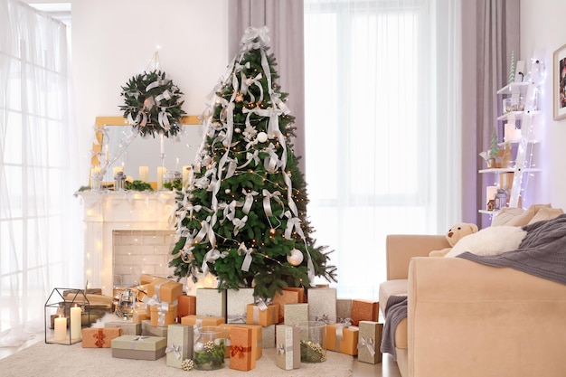 Beau sapin dans une chambre décorée pour Noël