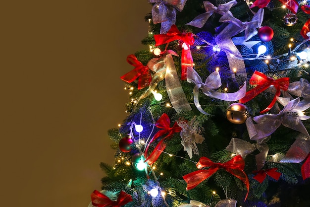 Beau sapin décoré pour Noël, gros plan