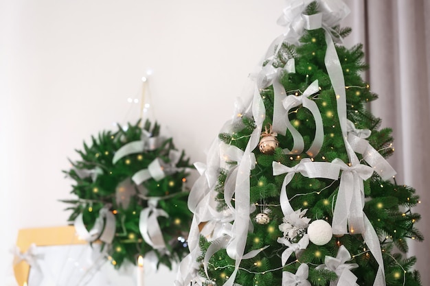 Beau sapin décoré pour Noël, gros plan