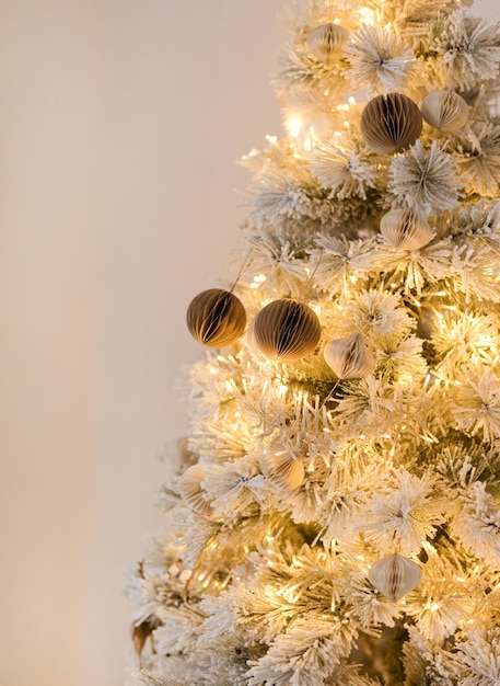 Beau sapin de Noël blanc avec des décorations