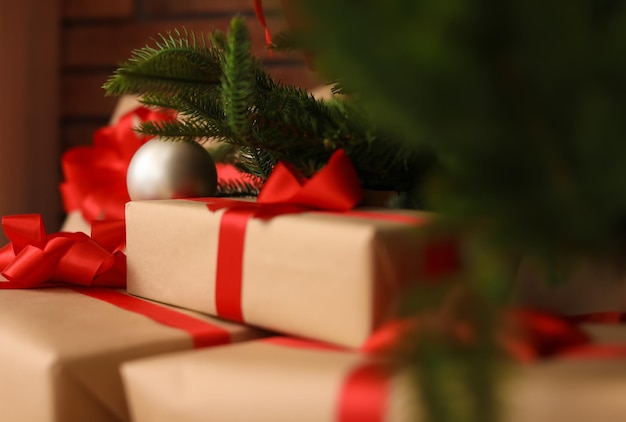 Beau sapin de Noël et coffrets cadeaux dans la chambre