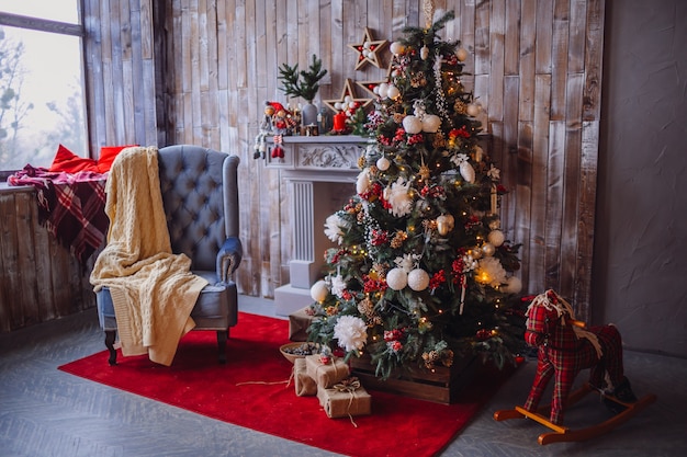 Beau sapin de Noël richement décoré avec des jouets