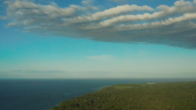 Beau skyscape avec des nuages blancs sur la côte de l'île et la vue aérienne de la mer bleue seasc