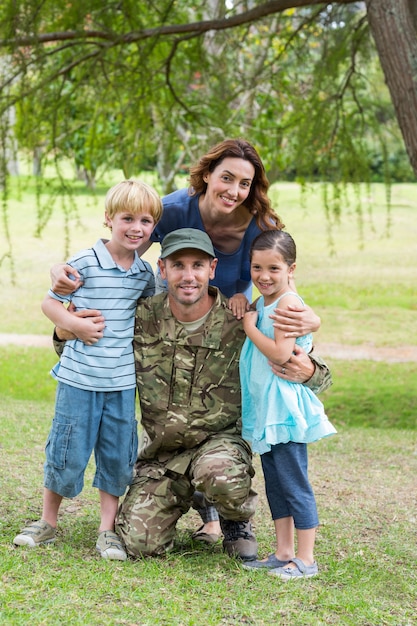 Beau soldat réuni avec la famille