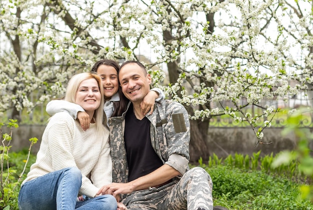 Beau soldat réuni avec sa famille par une journée ensoleillée.