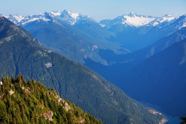 Beau sommet de montagne dans le nord de la chaîne des Cascades, Washington / USA
