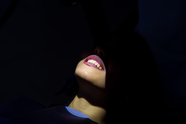 Beau sourire en dentisterie, isolé par la lumière.