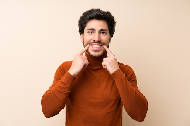 Beau sourire avec une expression heureuse et agréable