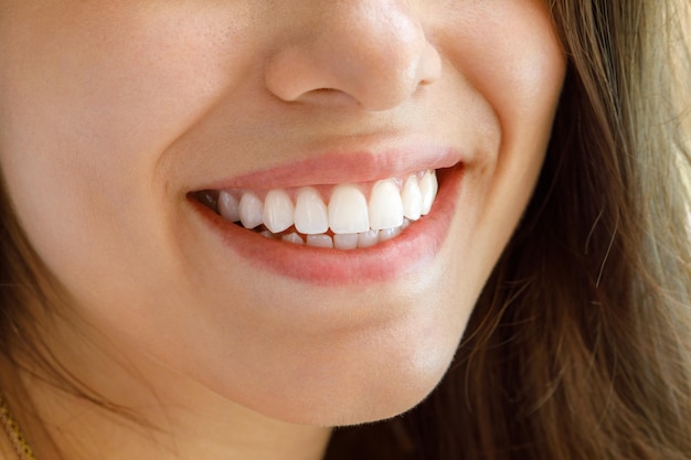 Beau sourire féminin Dents blanches saines d'une jeune femme