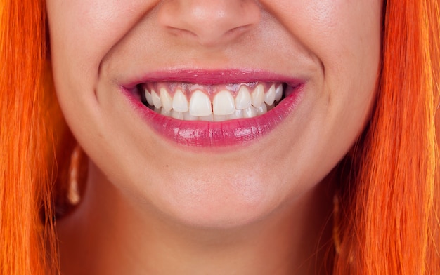 Beau sourire d&#39;une femme rousse