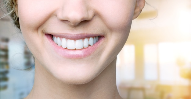 Beau sourire de jeune femme avec des dents blanches saines