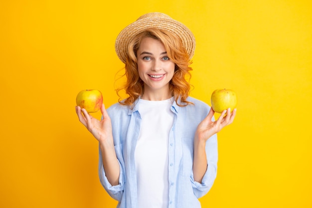 Beau sourire de jeune femme tenant la pomme