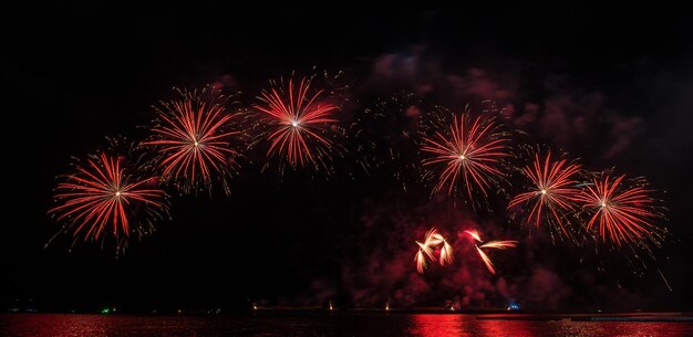 Beau spectacle de feux d'artifice pour la célébration au-dessus de la mer