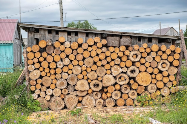 Beau tas de bûches et de bois de chauffage pour le poêle et le chauffage en hiver dans le village