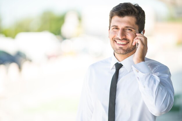 Le beau téléphone d'homme d'affaires