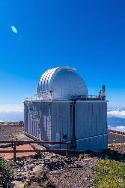 Beau télescope géant sur la Roque de los Muchachos au sommet de la Caldera de Taburiente, La Palma, Îles Canaries. Espagne