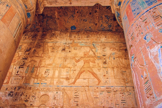 Beau temple antique de MedinaHabu Egypte Louxor