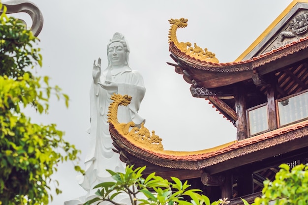 Beau temple bouddhiste sur la colline, Phu Quoc, Vietnam