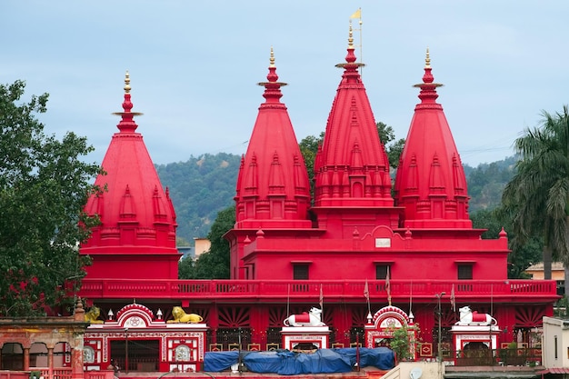 Beau temple hindou à la banque de Ganga à Haridwar