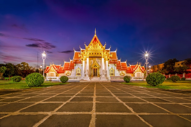 Beau temple de marbre thaïlandais (Wat Benchamabophit) pendant le crépuscule au coucher du soleil à Bangkok, Thaïlande