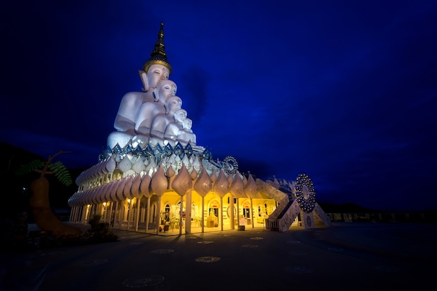 Beau temple de Phra Thad Pha Son Kaew à Petchabun en Thaïlande.