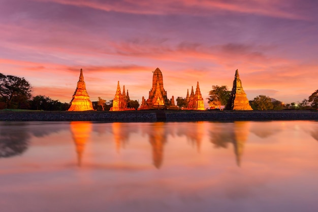 Beau temple Wat Chaiwatthanaram dans le parc historique d'Ayutthaya, Ayutthaya, Thaïlande