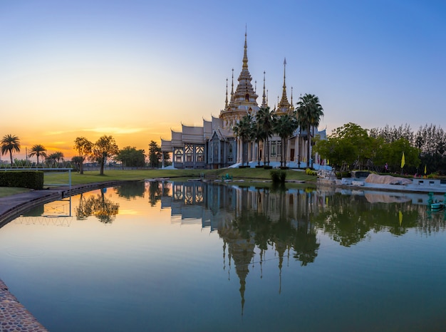 Beau temple à Wat Non Kum