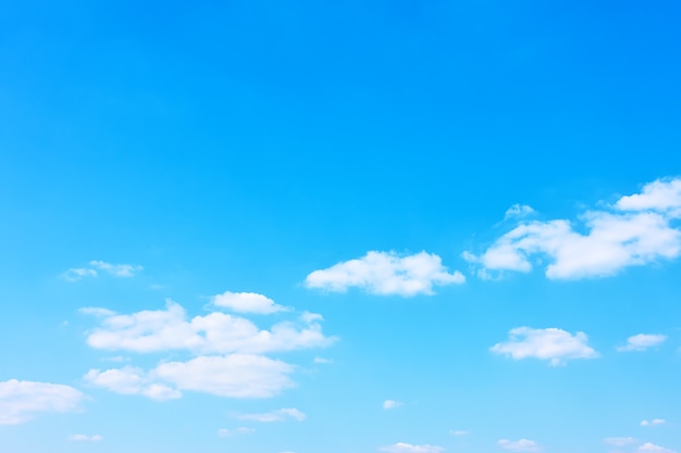 Beau temps - Ciel bleu presque clair, arrière-plan avec un espace réservé au texte