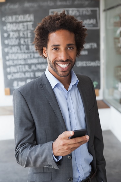 Beau texto d&#39;homme d&#39;affaires sur le téléphone