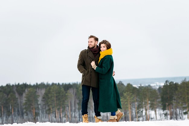 Beau tombé amoureux jeunes gens