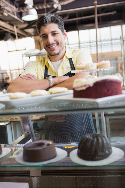 Beau travailleur posant sur le comptoir