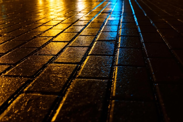 Beau trottoir de nuit dans la ville après la pluie