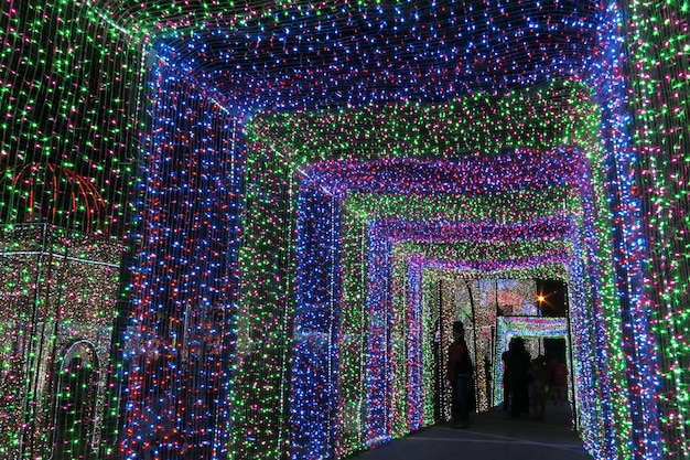 le beau tunnel de lumière dans la nuit