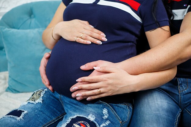 Beau ventre enceinte d'une fille