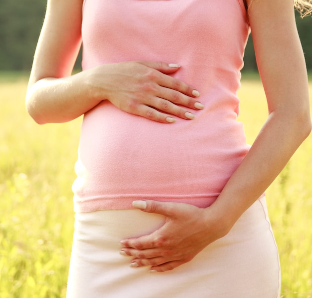 Beau ventre d'une femme enceinte dans la nature