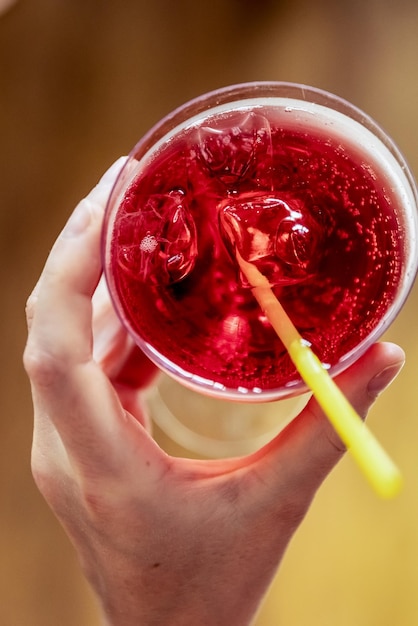 Beau verre avec une couleur rouge cocktail rafraîchissante